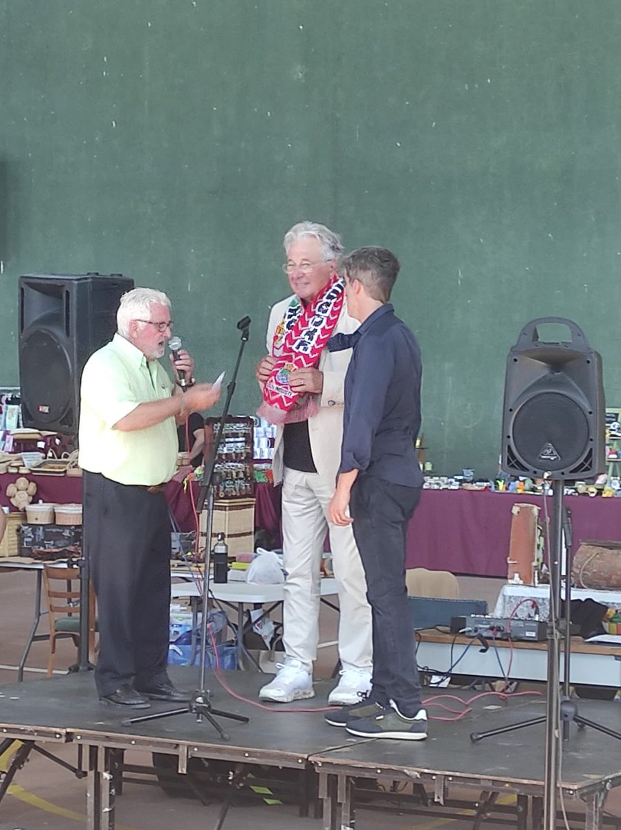 Hoy hemos tenido el placer de que <a href="/pibedale/">Jorge D'Alessandro</a> haya sido el pregonero de la Feria Agroalimentaria en nuestro pueblo, el mitico portero de la <a href="/UD_Salamanca/">UD Salamanca SAD</a> y tertuliano del <a href="/elchiringuitotv/">El Chiringuito TV</a> de <a href="/jpedrerol/">Josep Pedrerol</a> se ha llevado una bufanda de nuestro equipo como recuerdo!! <a href="/Futormes/">FUTORMES</a>