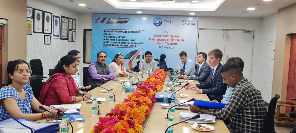 RailVikas's tweet photo. Shareholder Agreement between TMH subsidiary, RVNL &amp; LES signed on 28 July, 2023 at #RVNL Corporate office in #NewDelhi for manufacturing cum maintenance of 120 Vande Bharat Trainsets 👍🤝

Check out for more details 👇 https://t.co/HydBLmsmWt