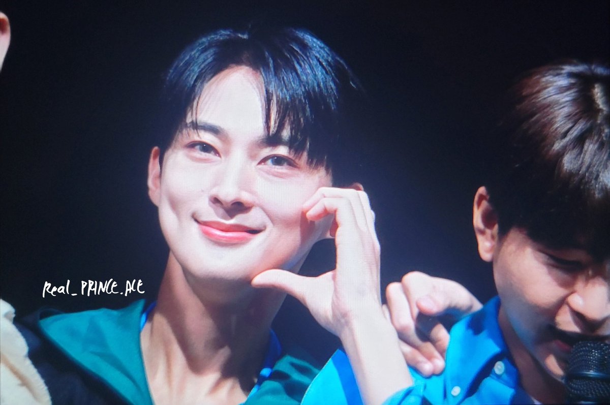 MyLovelyBaron's tweet photo. Today was the last fansign for Designer promotions. It was difficult to see VAV without Baron but I'm grateful towards each member for being so incredibly kind. Ace and Ziu definitely treated me better than I deserved. 

I will always support VAV, now and in the future. ♡ https://t.co/srjQTjS6OT
