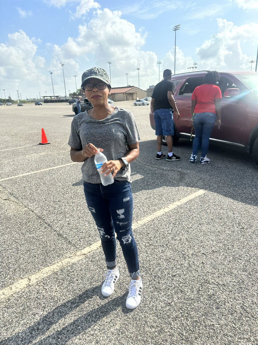 JeanaMAdams's tweet image. What a great morning of community service and engagement @AldineISD @Aldine_FACE Back to School Expo.  I met a rising @HoffmanMS_AISD College Prep scholar, Micheal and a Hoffman alumni, Mrs. Alvina Washington. #AldineRising @gforoi @JVillarrealAISD @KimJenk1 @DrCrystalWatson