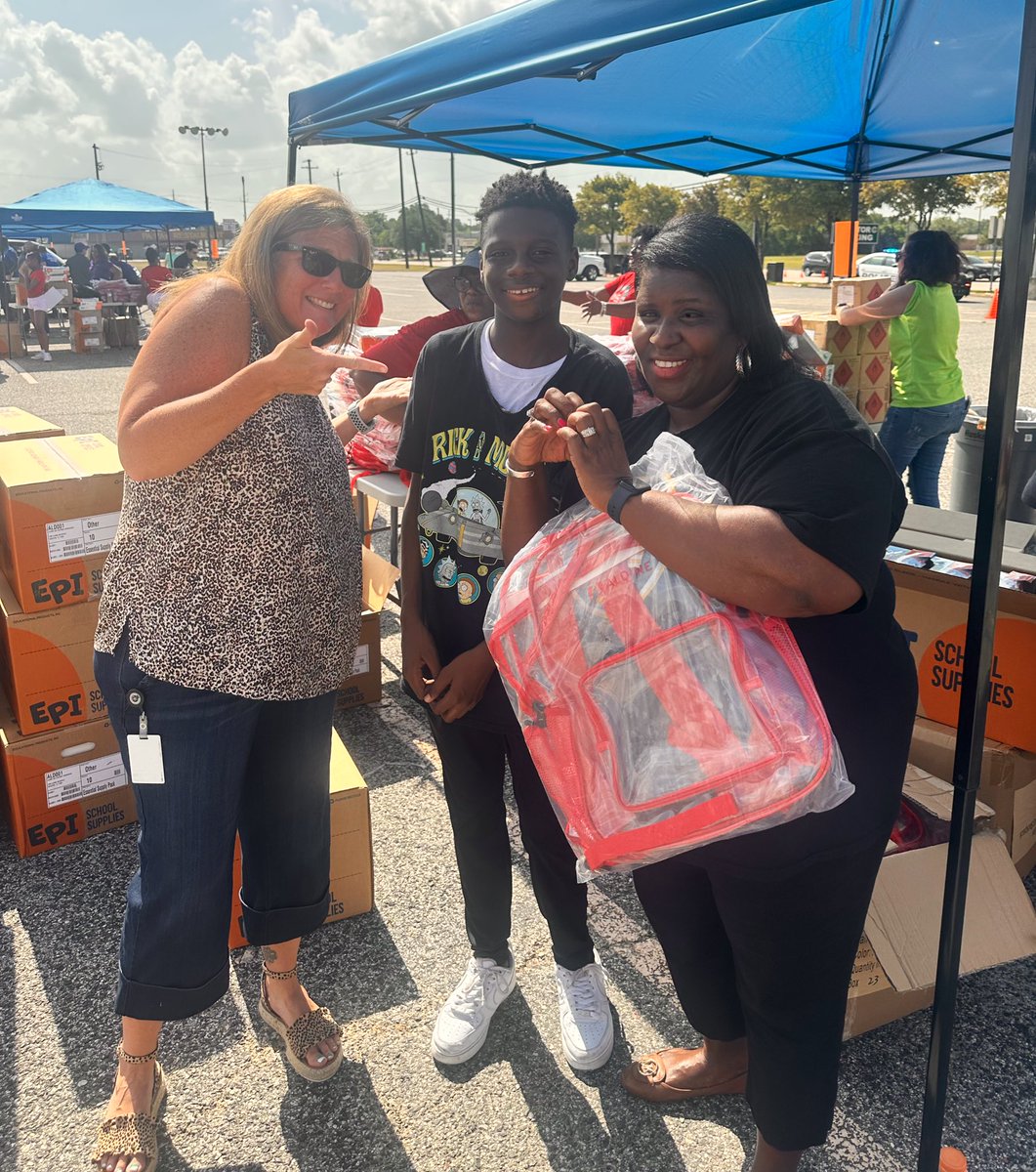 JeanaMAdams's tweet image. What a great morning of community service and engagement @AldineISD @Aldine_FACE Back to School Expo.  I met a rising @HoffmanMS_AISD College Prep scholar, Micheal and a Hoffman alumni, Mrs. Alvina Washington. #AldineRising @gforoi @JVillarrealAISD @KimJenk1 @DrCrystalWatson