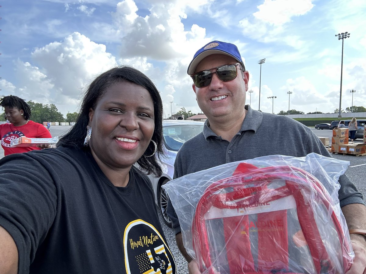 JeanaMAdams's tweet image. What a great morning of community service and engagement @AldineISD @Aldine_FACE Back to School Expo.  I met a rising @HoffmanMS_AISD College Prep scholar, Micheal and a Hoffman alumni, Mrs. Alvina Washington. #AldineRising @gforoi @JVillarrealAISD @KimJenk1 @DrCrystalWatson