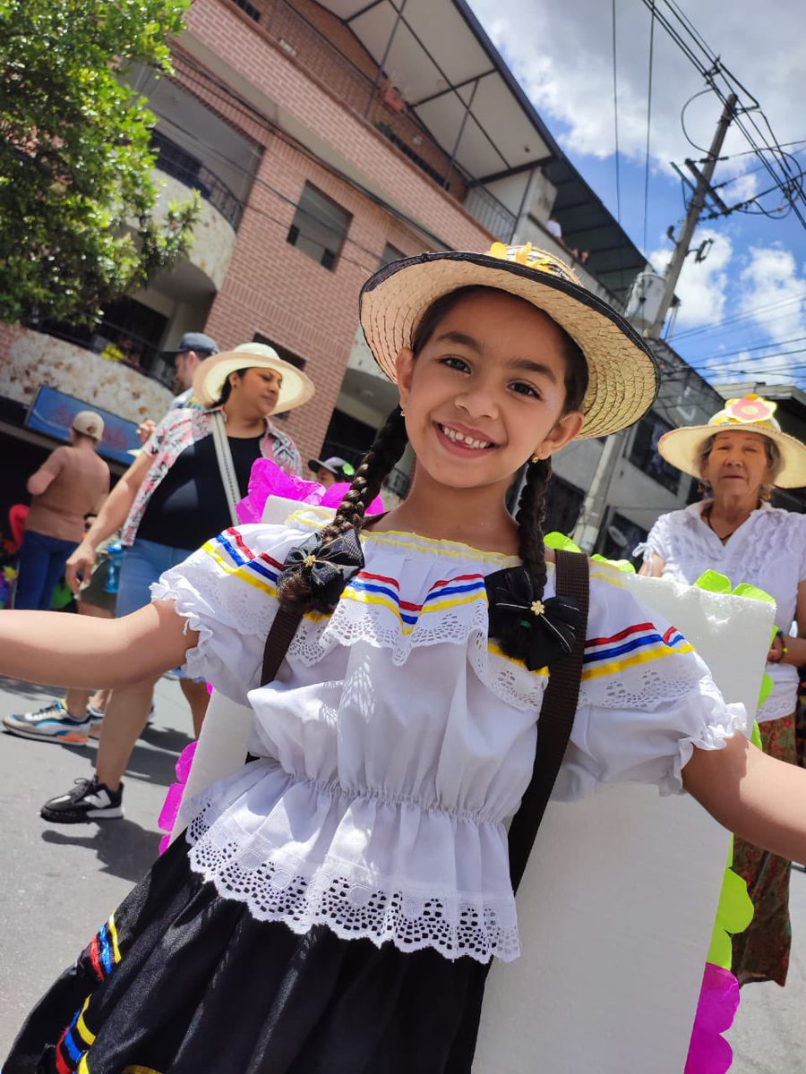 BibliotecasMed's tweet photo. El Sistema de Bibliotecas Públicas de Medellín, presente en el Desfile de Silleteritos con nuestros usuarios y usuarias de la Biblioteca Pública La Floresta ¡la lectura, el arte y la cultura conectada con esta bella tradición! ¡Que emoción señoras y señores💐! #NosMueveLaCultura https://t.co/g6SyfsWfbC