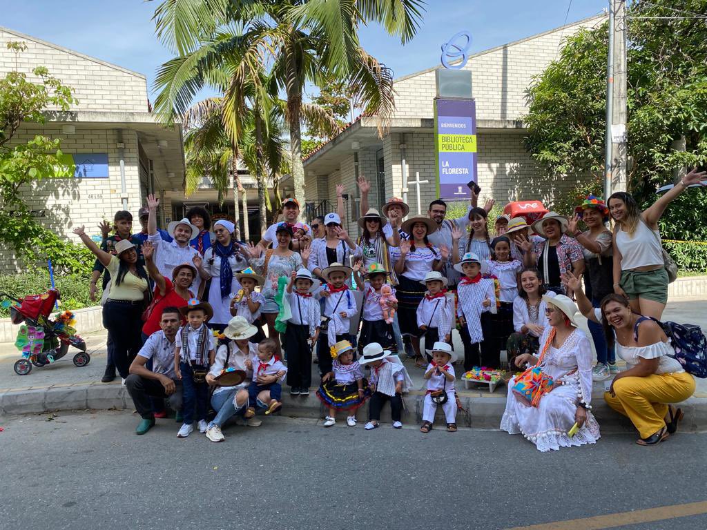 BibliotecasMed's tweet photo. El Sistema de Bibliotecas Públicas de Medellín, presente en el Desfile de Silleteritos con nuestros usuarios y usuarias de la Biblioteca Pública La Floresta ¡la lectura, el arte y la cultura conectada con esta bella tradición! ¡Que emoción señoras y señores💐! #NosMueveLaCultura https://t.co/g6SyfsWfbC