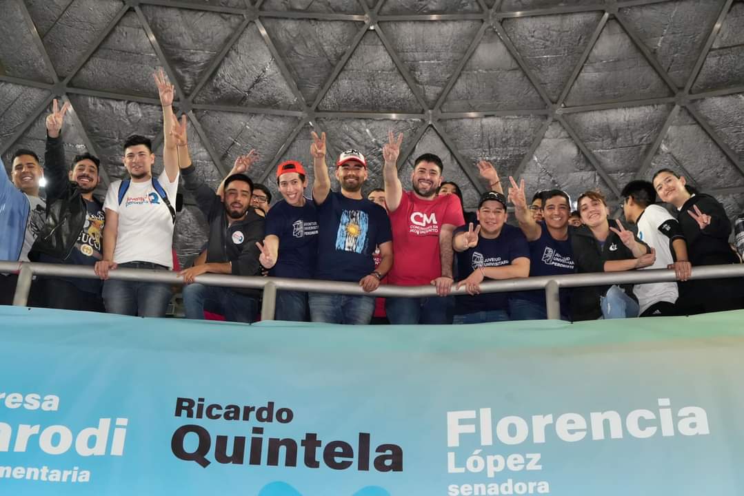 gastonarguelloo's tweet photo. Ayer se vivió una verdadera fiesta de riojanidad en el #SuperDomo🏟️, en una jornada peronista acompañamos a nuestro compañero @QuintelaRicardo en la presentación de la fórmula de @unionxlapatria 🇦🇷 que lleva como candidatos a @SergioMassa y @RossiAgustinOk
❤️☀️✌🏼 https://t.co/2OC2JdxGiU