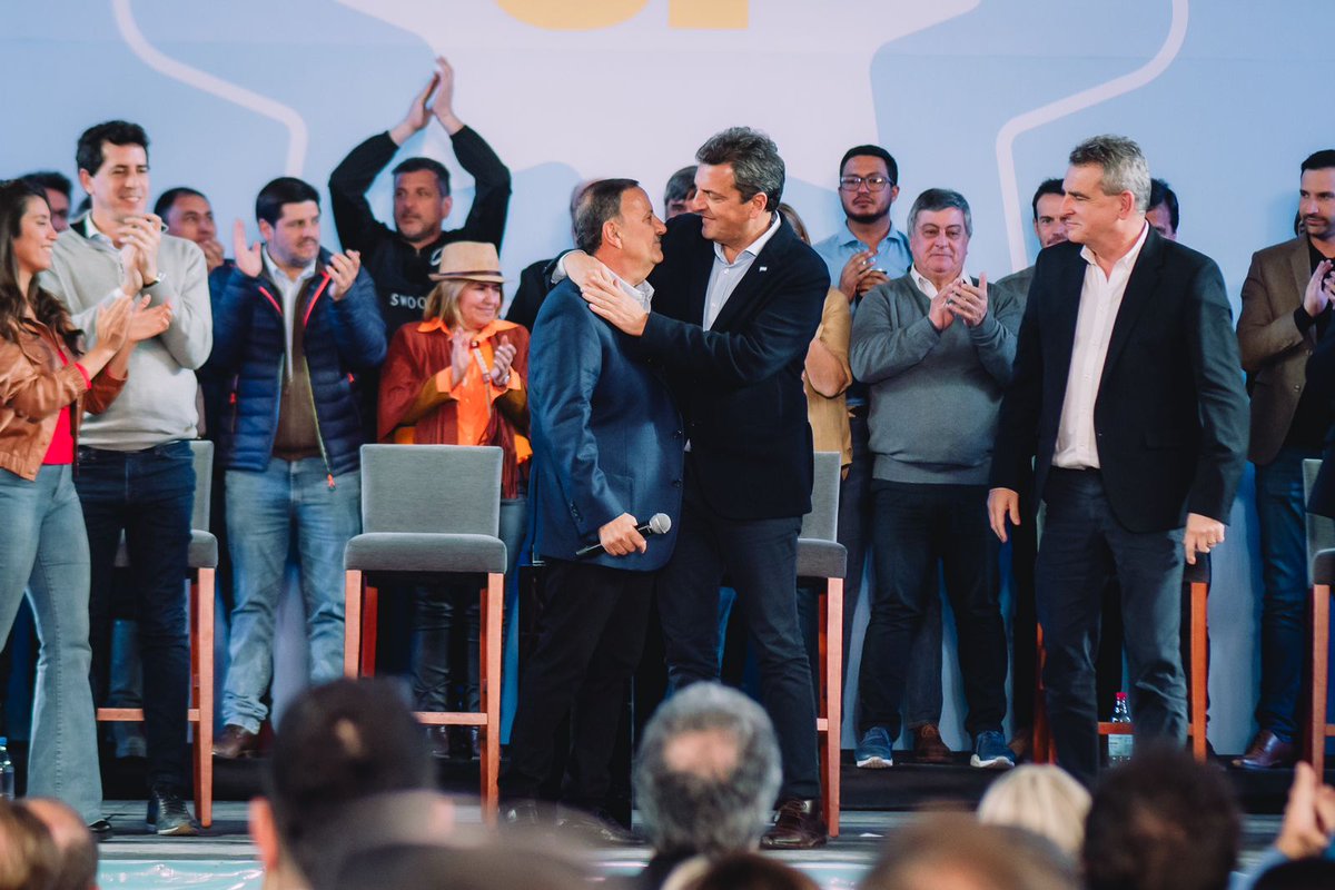 gastonarguelloo's tweet photo. Ayer se vivió una verdadera fiesta de riojanidad en el #SuperDomo🏟️, en una jornada peronista acompañamos a nuestro compañero @QuintelaRicardo en la presentación de la fórmula de @unionxlapatria 🇦🇷 que lleva como candidatos a @SergioMassa y @RossiAgustinOk
❤️☀️✌🏼 https://t.co/2OC2JdxGiU