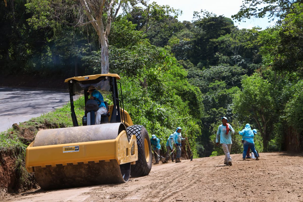 ObraMunicipal's tweet photo. 📍 Talnique, La Libertad, es uno de los municipios en el que desarrollamos nuestro programa de mejoramiento vial.

¡Juntos #EnLaDirecciónCorrecta! 🇸🇻 https://t.co/evCJOrVxMz