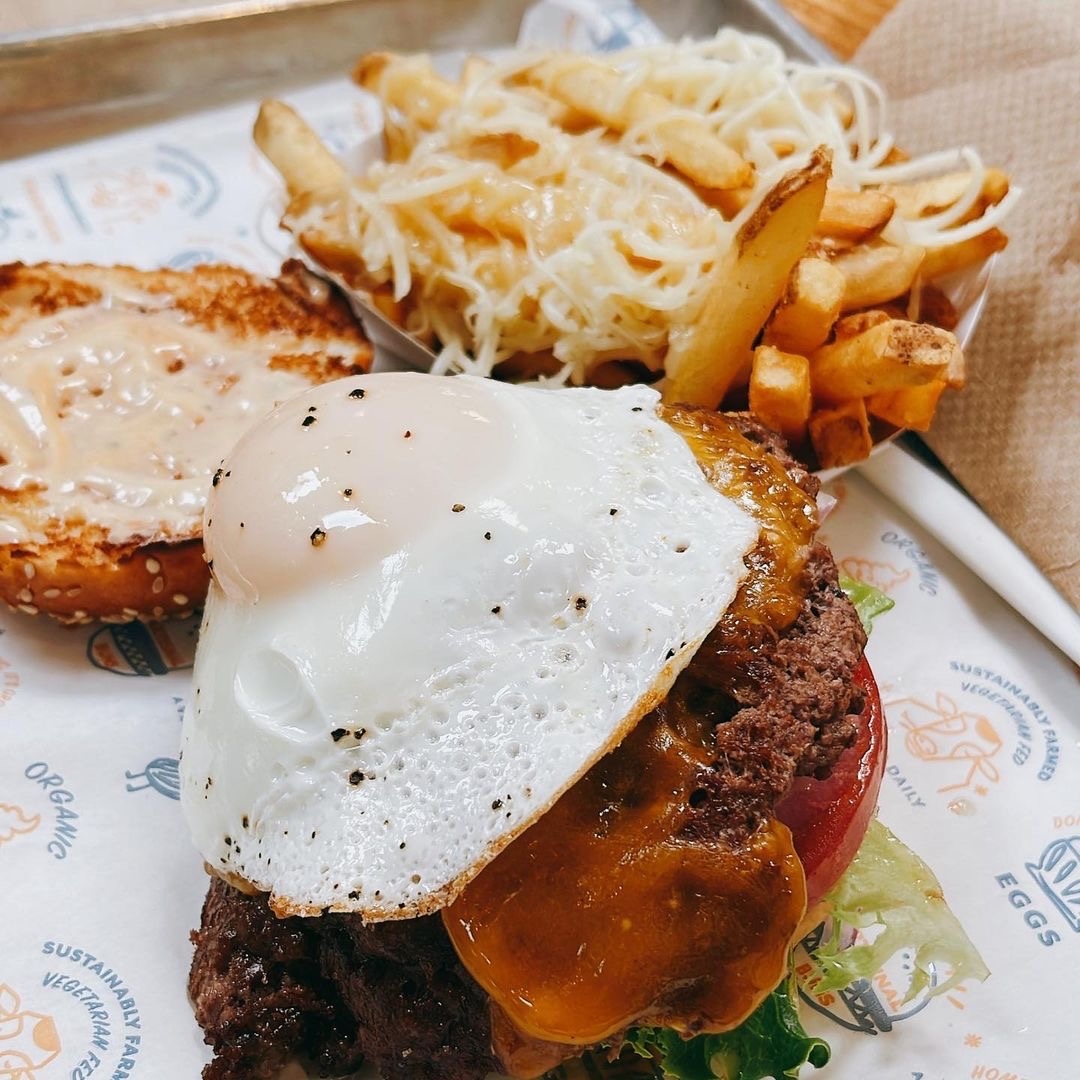 The golden rule for weekend eating: add an egg on top and, boom, it's brunch! @ja_20.21 shows us how it's done with this 🤤 burger from Public Market eatery @superduperburgers.