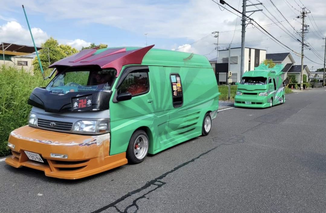 358masayuki's tweet photo. 今日は楽しいGMまでバニング2台でプチツーリング
ホイル外すと･･･ワァオ(;°ロ°)
バンパーつけたら･･･ワァオ(;°ロ°)
帰りの高速道路で･･･ワァオ(;°ロ°)
やっぱりGMでバニングトークは最高でしたね(*｀ω´)b
#バニング
#ガレージ村上
#楽しい一日
#ハイエース https://t.co/b8v5uoVuWj
