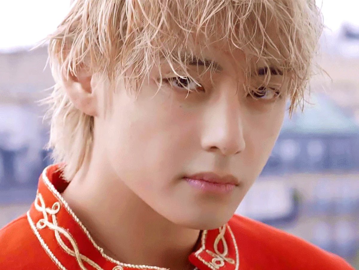 WORLDMUSICAWARD's tweet photo. #Taehyung is breathtaking in latest Fashion Film and photo shoot for #EsquireKorea, rocking a #Celine scarlet military jacket especially designed for him...👏🎬📸✨🔥🌟👑💜 
#TaehyungxEsquire   
V FASHION FILM  
TAEHYUNG FOR ESQUIRE KOREA
#TAEHYUNGxCELINE https://t.co/RUFjjnGX4p