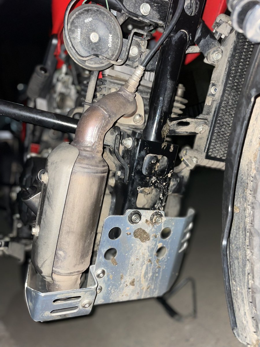 Aravind_Spro's tweet photo. @HeroMotoCorp 

      I brought my bike on 5th july the bike name is hero(Xpluse).Today gave  for my 1st free service on “Vinayaga Motor”really very worst service,they changed only Engine Oil
Kindly find the below photos 

Very worst service  @HeroMotoCorp https://t.co/b72TBG9b43