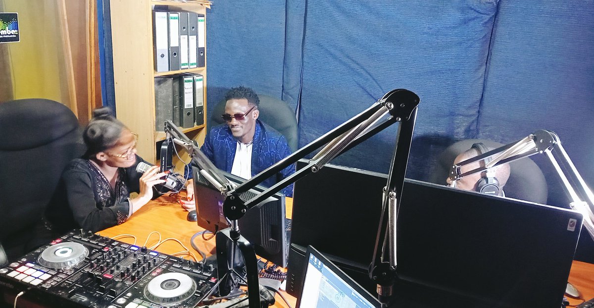 DembeFm's tweet photo. Butereevu Kati nabayimbi abakabi, Oluyimba lwabwe #Shabada lukukolera Oba?  @djjacobomutuze  @Mudradviral @avapeace2 https://t.co/KuSWZolrx0