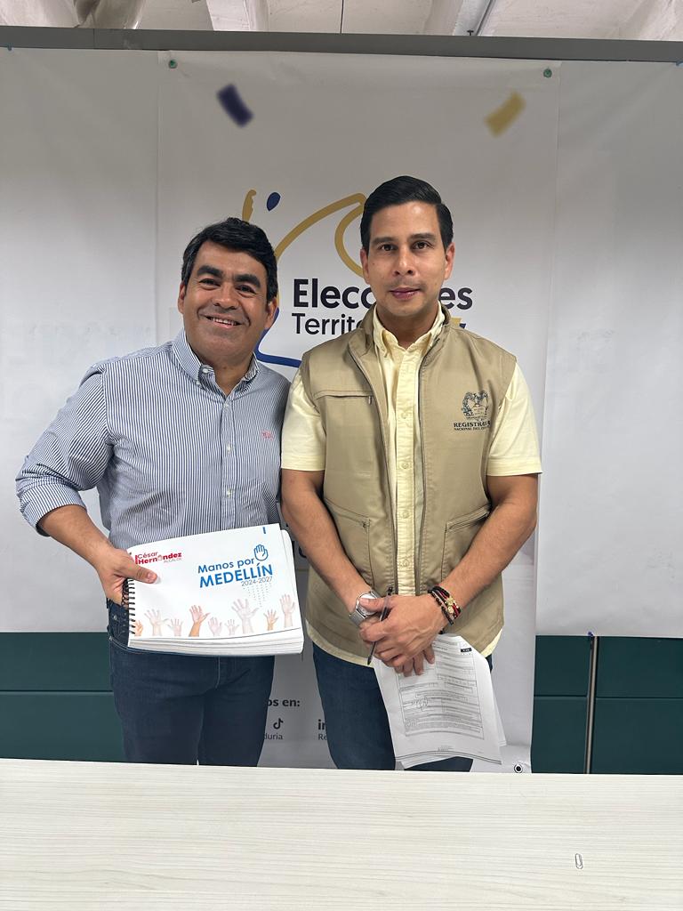 cesar_hdezc's tweet photo. CANDIDATO OFICIAL 💪🙌

Vamos a recuperar a Medellín, vamos a combatir la corrupción, el hambre y la inseguridad. 

Medellín volverá a florecer, porque esta vez, Medellín elegirá a un gerente. #ManosPorMedellín https://t.co/HhKPlb09aE