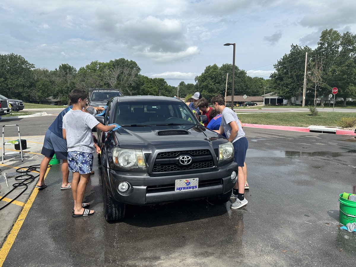 Took the truck for a little TLC from ⁦@EHSCardinals_FB⁩ Professional quality results! Thank you ⁦@caseysgenstore⁩ in Eudora for supporting our programs! #eudoraproud #cardinalculture