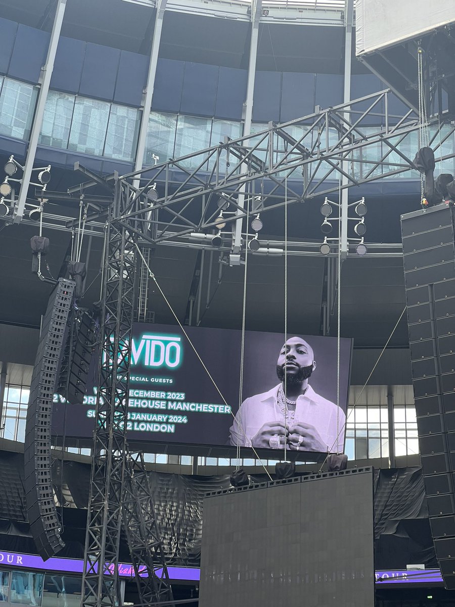 kelly_bankk's tweet image. Wizkid showing the new cat love ❤️🦅
#WizkidxTottenhamStadium