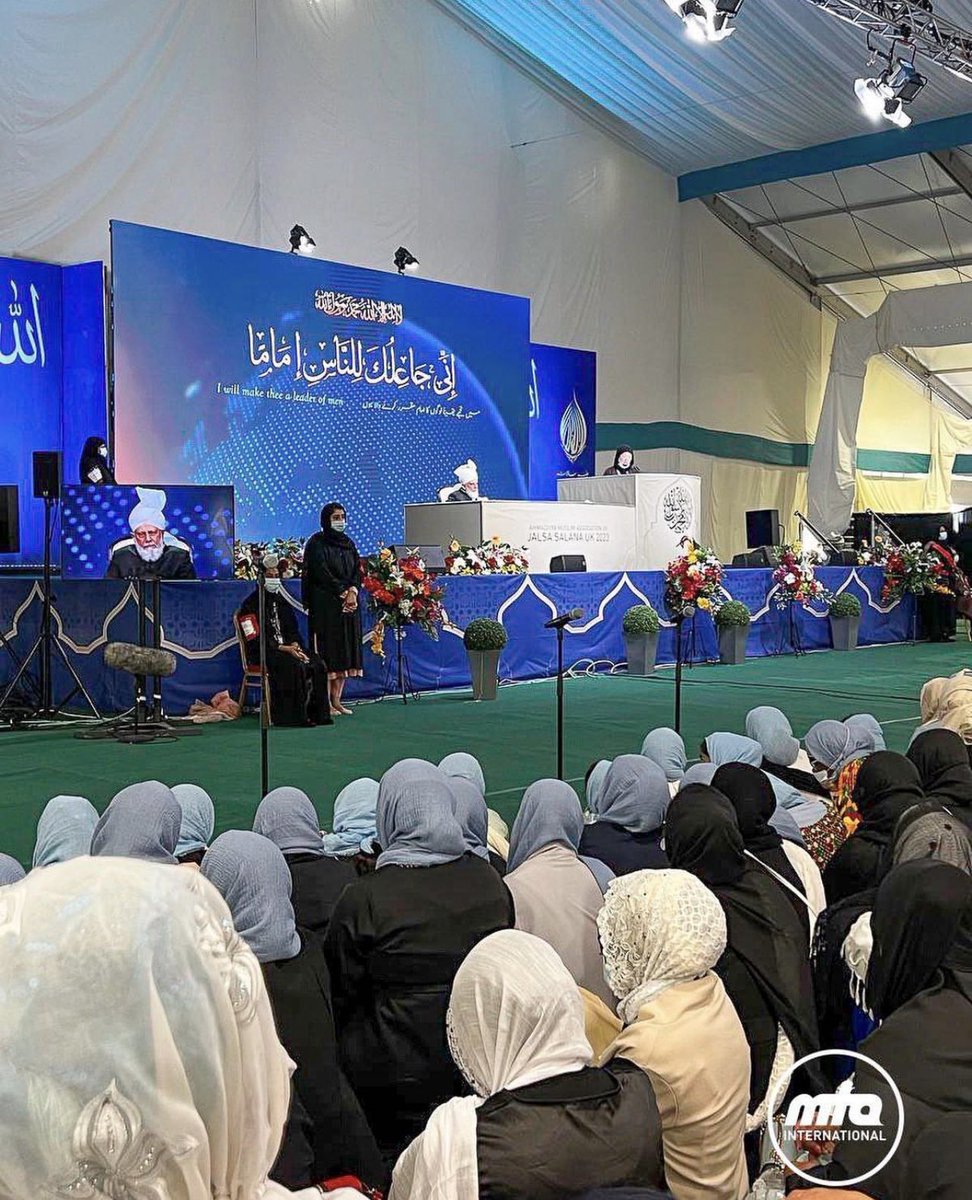ImamADibba's tweet photo. The world is busy confusing between men &amp; women, confusing Muslims who are unaware of their history

Today at #JalsaUK the #Khalifa draws our attention to early Muslim women who protected the prophet while some men flee

They proudly represent women forever, genders didn’t change https://t.co/9edzQOkse5