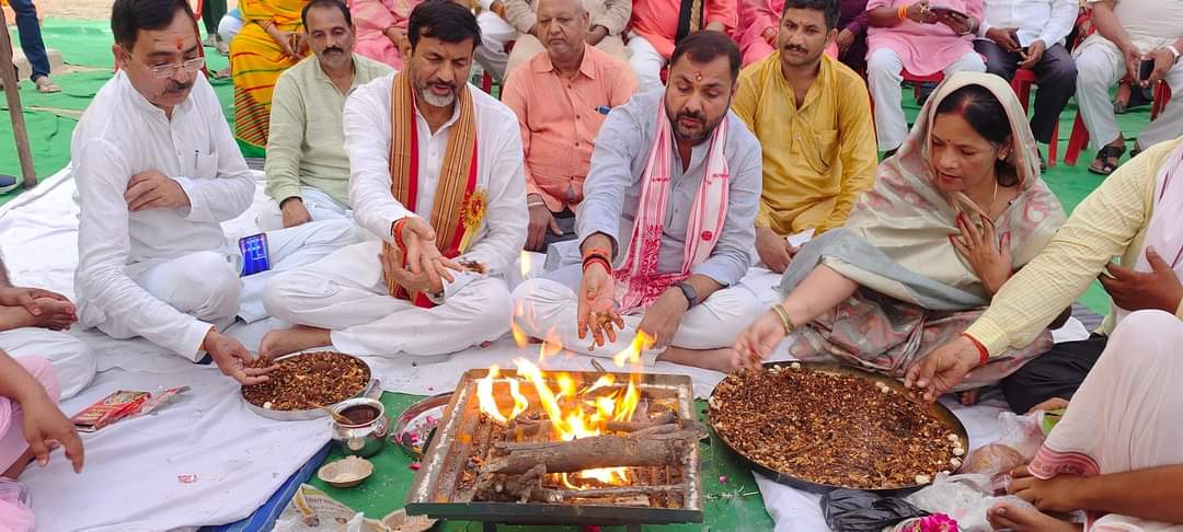 BasuMalti4bjp's tweet photo. आज बांदा नगर के खूंटी चौराहा में उत्तर प्रदेश पर्यटन विभाग द्वारा गणेश भवन रामलीला मैदान अलीगंज में मा०  सांसद श्री आर के सिंह पटेल जी एवं मा०विधायक श्री प्रकाश द्विवेदी जी के साथ नवनिर्माण होने वाले गेट,शेड,अतिथि गृह के  निर्माण कार्य का भूमिपूजन एवं शिलान्यास किया गया !! https://t.co/V372wi8p4Z