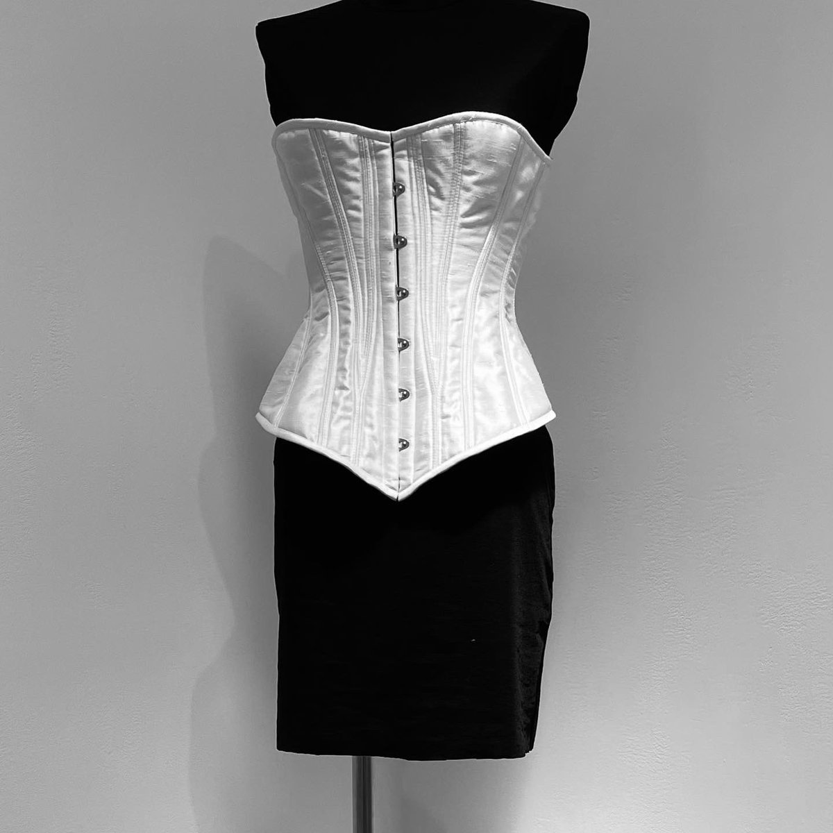 trecorset's tweet photo. 当時のコルセットに想いを馳せ
“美しい”を今に甦らせています

製作者
#きごとゑ

#trecorset
#corset
#コルセット https://t.co/lEdSAZ4eDj
