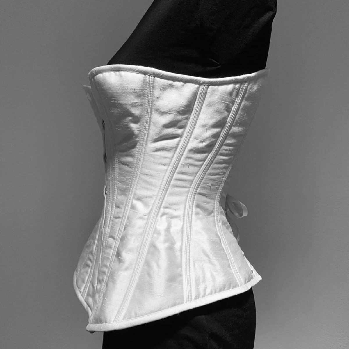 trecorset's tweet photo. 当時のコルセットに想いを馳せ
“美しい”を今に甦らせています

製作者
#きごとゑ

#trecorset
#corset
#コルセット https://t.co/lEdSAZ4eDj