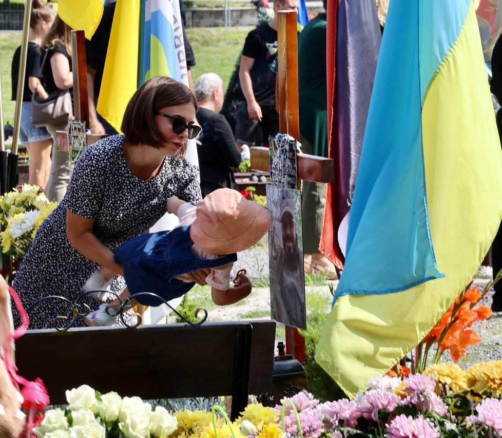 OlenaHalushka's tweet photo. Kids shouldn't kiss their dads like this. Unbearable. russia has to be defeated #RussiaIsATerroristState
#ArmUkraineNow #ATACMSforUkraine
Photo: Andriy Sadovyi, h/t Memorial https://t.co/aPOG0w9oGQ