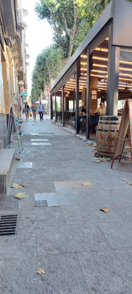 evacastells's tweet photo. @AjArenys Fareu alguna acció per posar una mica de criteri urbanístic amb les terrasses i que els vianants no haguem de fer una carrera d'obstacles i poder gaudir de la riera com a passeig? #urbanisme https://t.co/Al7a28wmsH