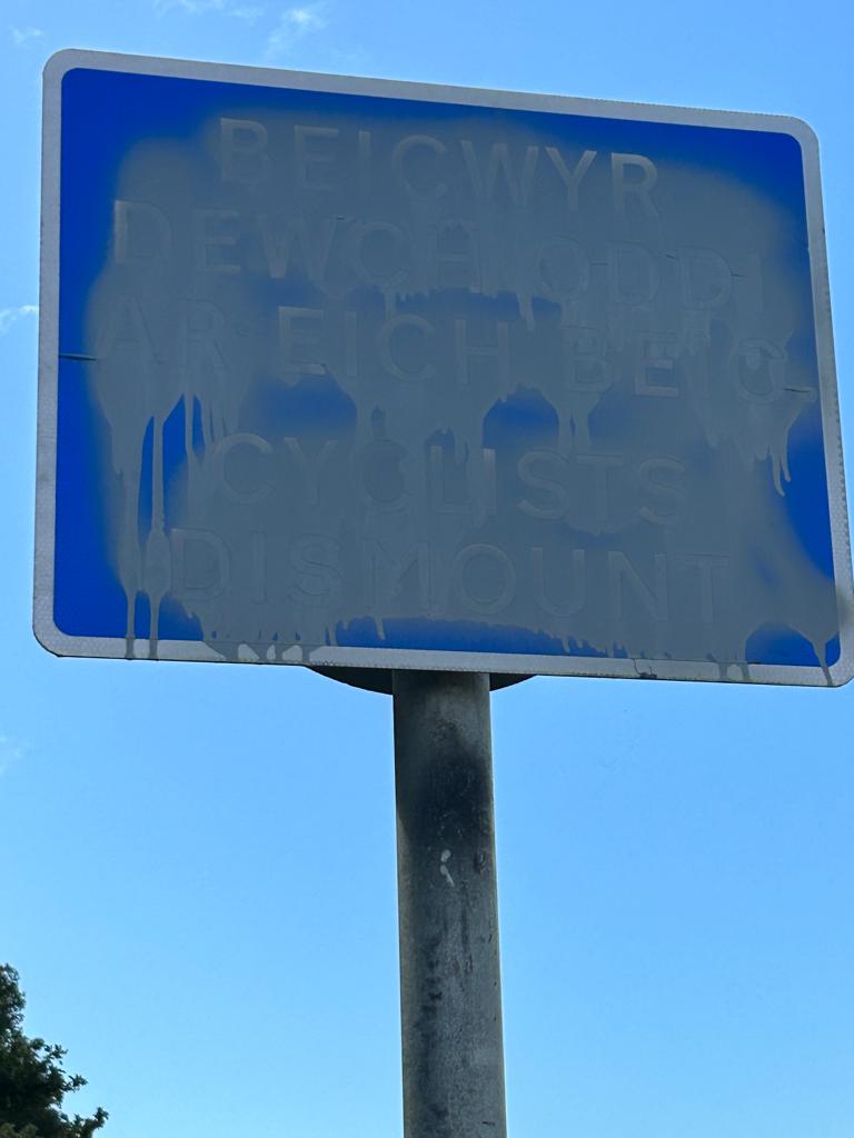 Julian B tweet media