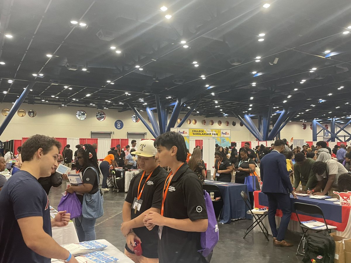 At the National Youth Leadership Summit College Fair in Houston, talking with students from all over the country! <a href="/NatUrbanLeague/">National Urban League</a>  #NULCONF23 #nationalurbanleague #universityoforegon #GoDucks