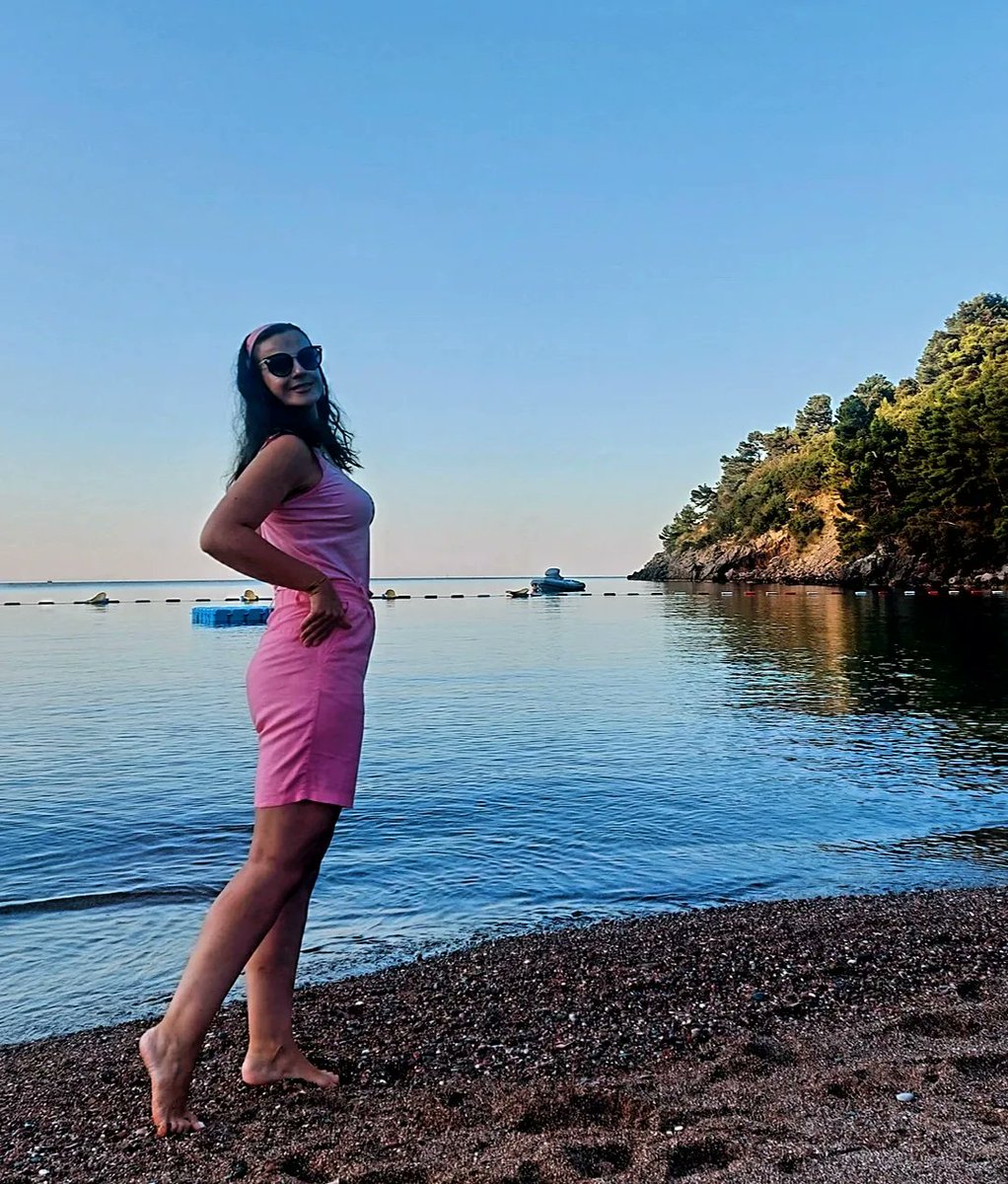 Silent_Calliope's tweet photo. Margot Robbie, mak'se da prođem 😅 #notyourbarbiegirl https://t.co/tNBSTAlTcq