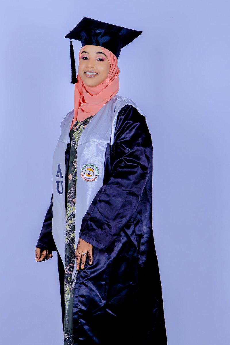 NAbdirasheid's tweet photo. يوما ما سافعلها وستكونين فخوره بي يا امي ♥️. و ها هي ابنتك فعلت بكل الفخر 🎓🤍
#Gradation 
#Classof2023
@AmoudUniCHS https://t.co/fbg7Mtcdgg