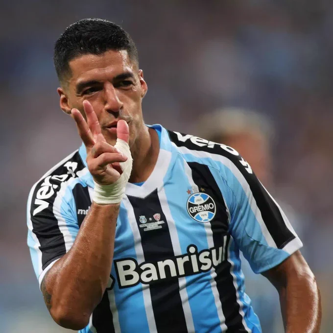 VSportsTM's tweet photo. Luis Suárez 🇺🇾 no va a continuar en Gremio 🇧🇷 en 2024. "No voy a poder rendir el próximo año como pretende el club. Tengo una lesión crónica en la rodilla y el fútbol brasileño es muy intenso. No sé si voy a dejar de jugar o ir a otro equipo, pero voy a bajar la intensidad". https://t.co/WFNBA6Mx0f
