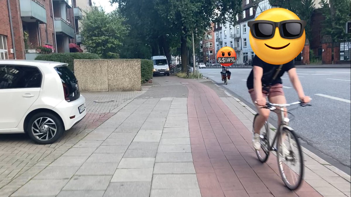 lebenswerteCity's tweet image. Verkehrsbehinderung an 110 gemeldet. Polizist entscheidet aus der Ferne: Wenn man noch dran vorbei kommt liegt keine Behinderung vor und schreibt keinen Einsatz für VKB auf Geh und Radweg. Bricht dann das Gespräch ab und legt auf. 

#StVO nix wert. @anjes_tjarks @Stefanie_vBerg