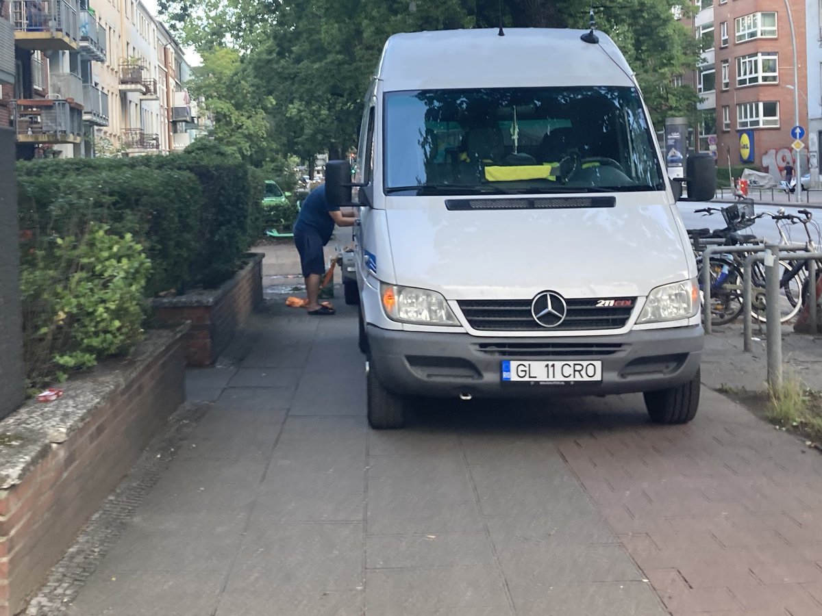 lebenswerteCity's tweet image. Verkehrsbehinderung an 110 gemeldet. Polizist entscheidet aus der Ferne: Wenn man noch dran vorbei kommt liegt keine Behinderung vor und schreibt keinen Einsatz für VKB auf Geh und Radweg. Bricht dann das Gespräch ab und legt auf. 

#StVO nix wert. @anjes_tjarks @Stefanie_vBerg