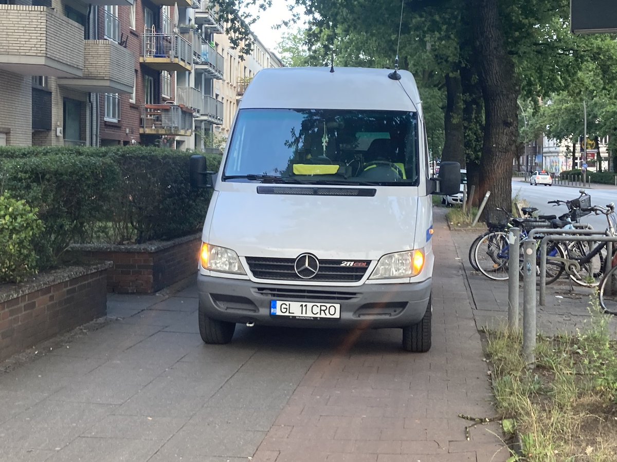 lebenswerteCity's tweet image. Verkehrsbehinderung an 110 gemeldet. Polizist entscheidet aus der Ferne: Wenn man noch dran vorbei kommt liegt keine Behinderung vor und schreibt keinen Einsatz für VKB auf Geh und Radweg. Bricht dann das Gespräch ab und legt auf. 

#StVO nix wert. @anjes_tjarks @Stefanie_vBerg