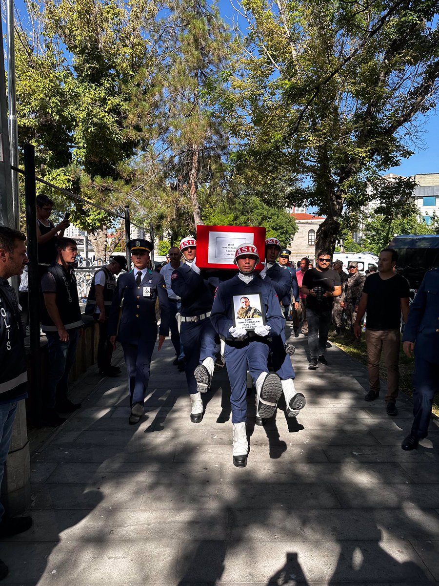 YDonmez1967's tweet photo. 2018 yılında Şemdinli’de bombalı saldırı sonucu yaralanarak tedavi görmekte olduğu hastanede bugün şehit olan Piyade Er İsmet Eraslan’ı son yolculuğuna uğurladık. Milletimizin başı sağolsun. https://t.co/iJ25O5cj3n
