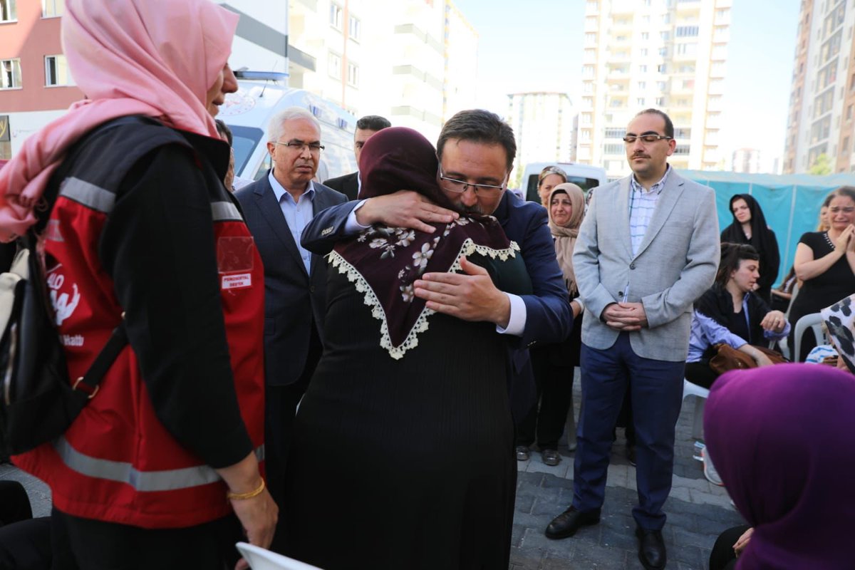 YDonmez1967's tweet photo. 2018 yılında Şemdinli’de bombalı saldırı sonucu yaralanarak tedavi görmekte olduğu hastanede bugün şehit olan Piyade Er İsmet Eraslan’ı son yolculuğuna uğurladık. Milletimizin başı sağolsun. https://t.co/iJ25O5cj3n