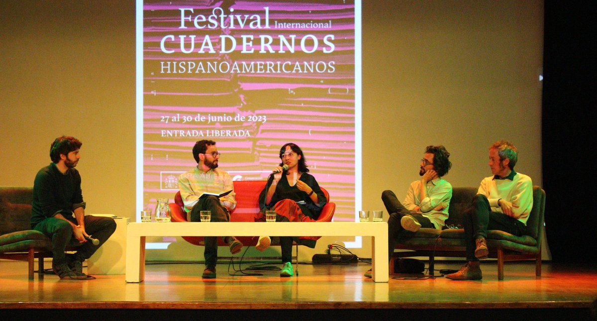 Hechos que a veces parecen insólitos: cuatro hombres escuchando a una  mujer.