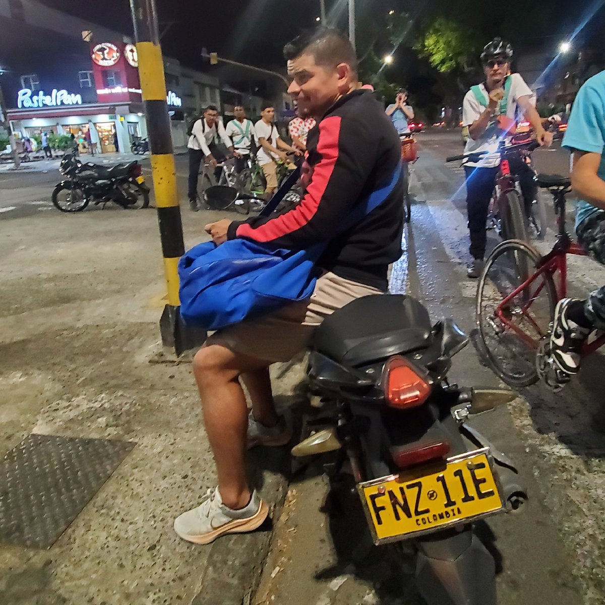 PeatonaLa's tweet image. Un total descaro por parte de este mal ciudadano, le dijeron que no debe parquear en cebra y menos obstruir el paso por la ciclorruta pero le pareció un chiste. ¿Me ayudan a hacerlo famoso?