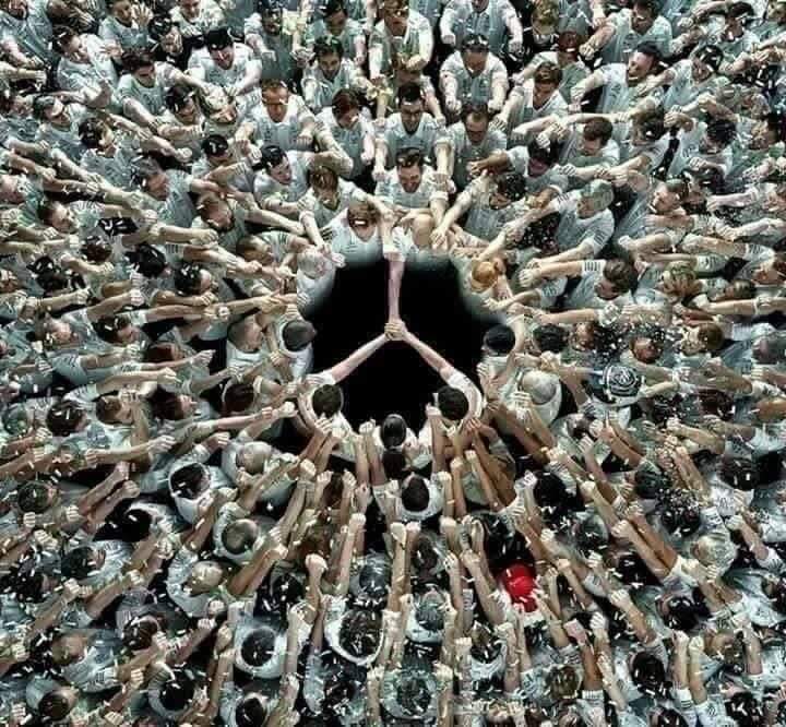 إعلان لمرسيدس بنز Mercedes Benz 
فريق العمل👌
<a href="/MercedesBenz/">Mercedes-Benz</a>