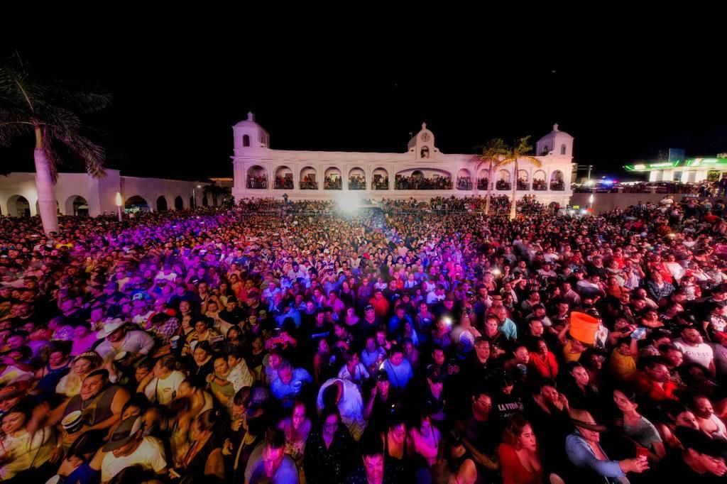 JM_UNANUE's tweet photo. Luis Antonio López @mimosoyo, hizo retumbar la cabecera municipal con lo mejor de su repertorio musical. https://t.co/TyqtIoxoh1