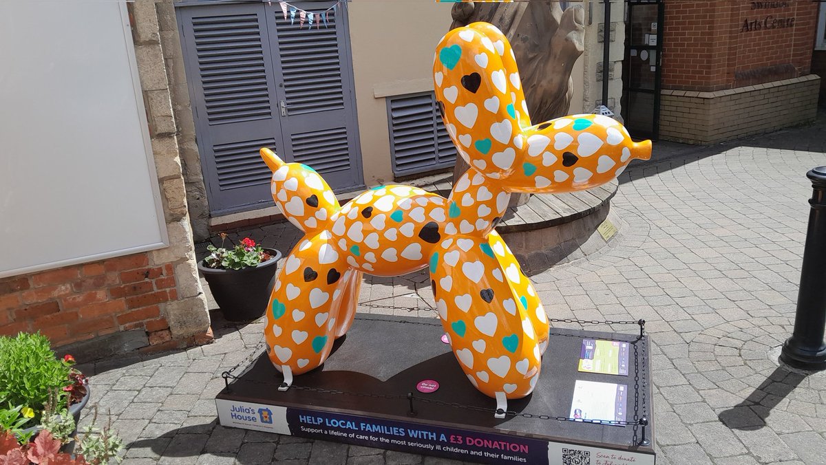 RobCass3's tweet photo. Lovely sunny day so covered 13 miles on our walk and 13 more #Swindogs found 🙌🏻😀 63/72 @BigDogArtTrail #GetSwindonWalking👣 #BigDogArtTrail #Swindon #mindfullness https://t.co/mErhIoraBJ
