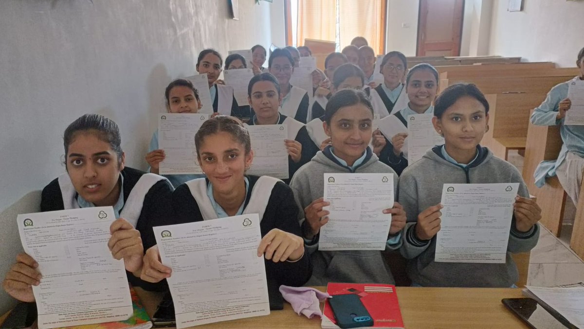 शिमला के  अनाडेल स्थित मार्डन एजुकेशन कॉलेज में शनिवार को स्टेट ऑर्गन एंड टिशु ट्रांसप्लांट ऑर्गेनाइजेशन (सोटो) हिमाचल प्रदेश की ओर से   अंगदान महोत्सव पर जागरूकता कार्यक्रम आयोजित किया गया । इस मौके पर 26 छात्राओं ने अंगदान करने की शपथ ली।
#Angdaan_Mahotsav
#SOTTO_HP