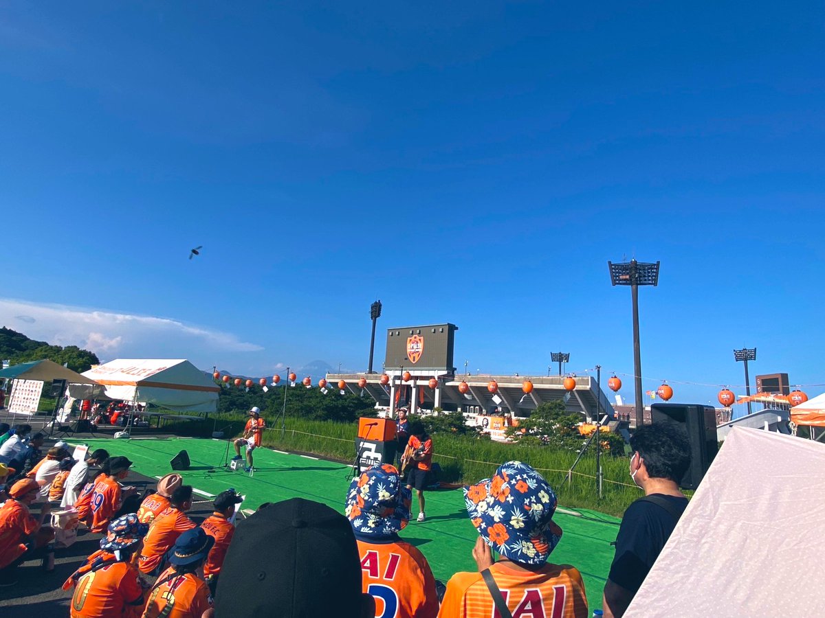 053united_music's tweet photo. 本日Jam9(@Jam9_Official )はIAIスタジアム日本平へ🏟✨現在行っている全国ツアー #LAYERD と同じアコースティックのライブをお届け🎶いかがでしたか😊？
皆様暑い中ありがとうございました⚽️

写真は偶然にもセミ(？)が写り込んだ夏らしい1枚をチョイス📷✨
#Jam9 #spulse https://t.co/NiDdzyP24A
