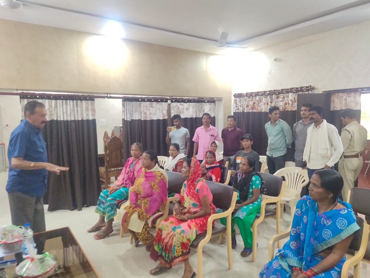 VanDhanSeVikas's tweet photo. In the continuation of PVTG Van Dhan abhiyan, Team TRIFED reached Narayanpur district of Chhattisgarh where they met with DC, Narayanpur. After they interacted with the #PVTG tribe in the district. 
Journey continued...
#VanDhan https://t.co/JRJPPbcbvB