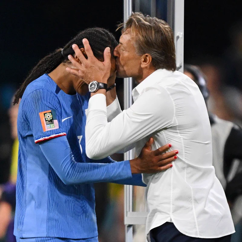femmesfootnews's tweet photo. Hervé Renard remercie Wendie Renard 😘🇫🇷

#⃣ #FIFAWWC 
📸 Getty https://t.co/77uKL2qPnQ