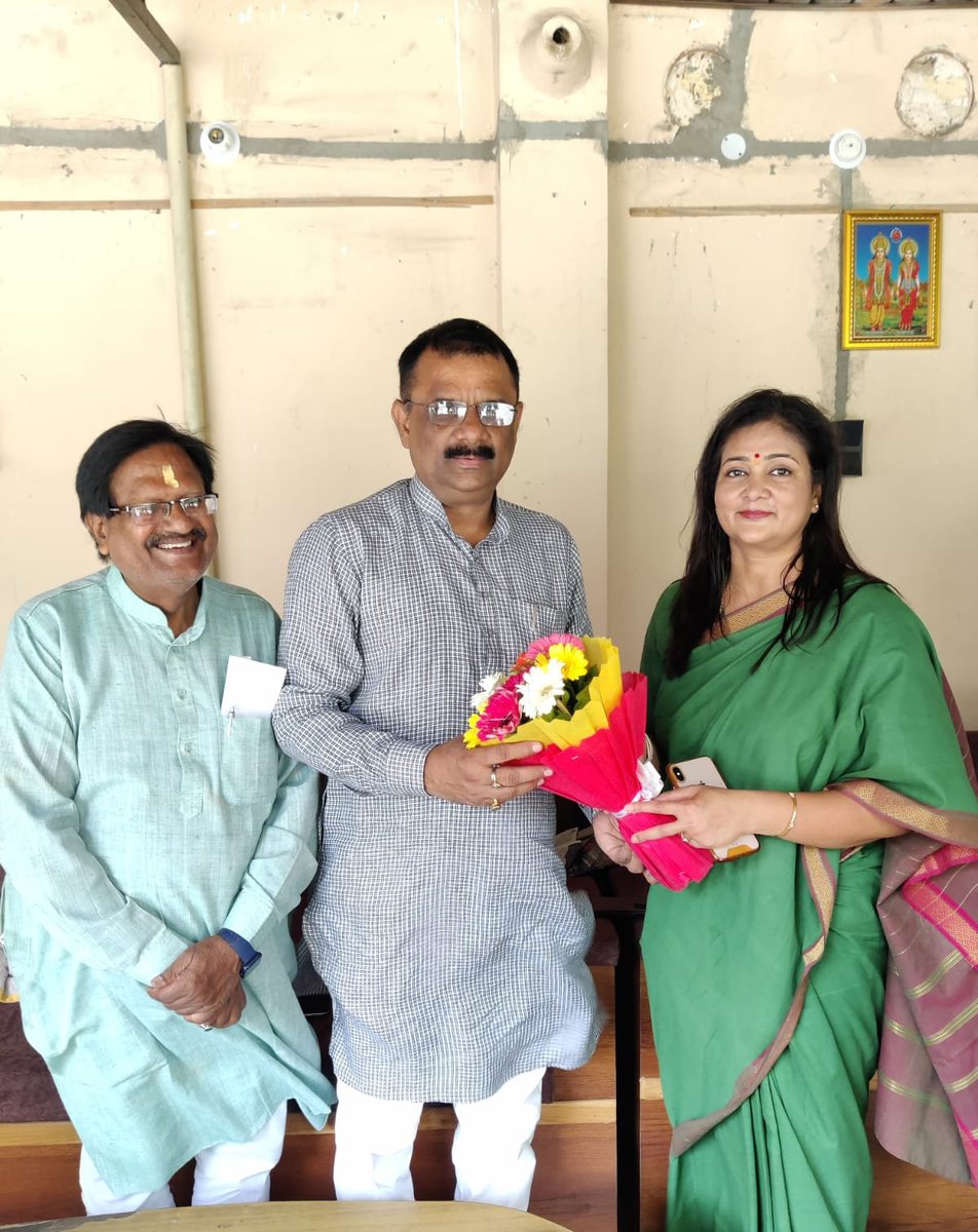 YadavaShalini's tweet photo. आज वाराणसी नगर निगम के लोकप्रिय महापौर मा.अशोक तिवारी से उनके आवास पर भेंट कर मार्गदर्शन एवम आशीर्वाद प्राप्त किया। https://t.co/XMZPxNHZO5