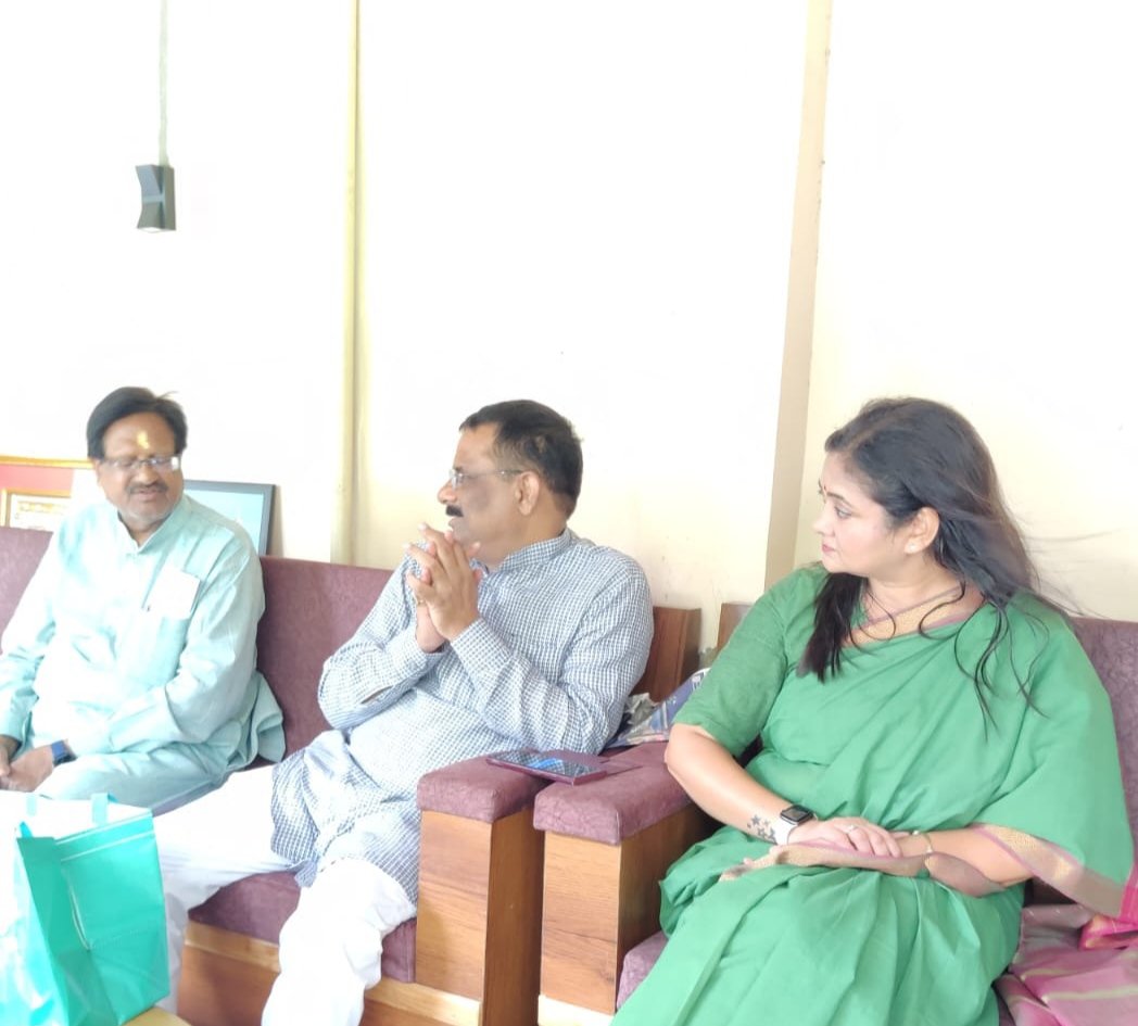 YadavaShalini's tweet photo. आज वाराणसी नगर निगम के लोकप्रिय महापौर मा.अशोक तिवारी से उनके आवास पर भेंट कर मार्गदर्शन एवम आशीर्वाद प्राप्त किया। https://t.co/XMZPxNHZO5