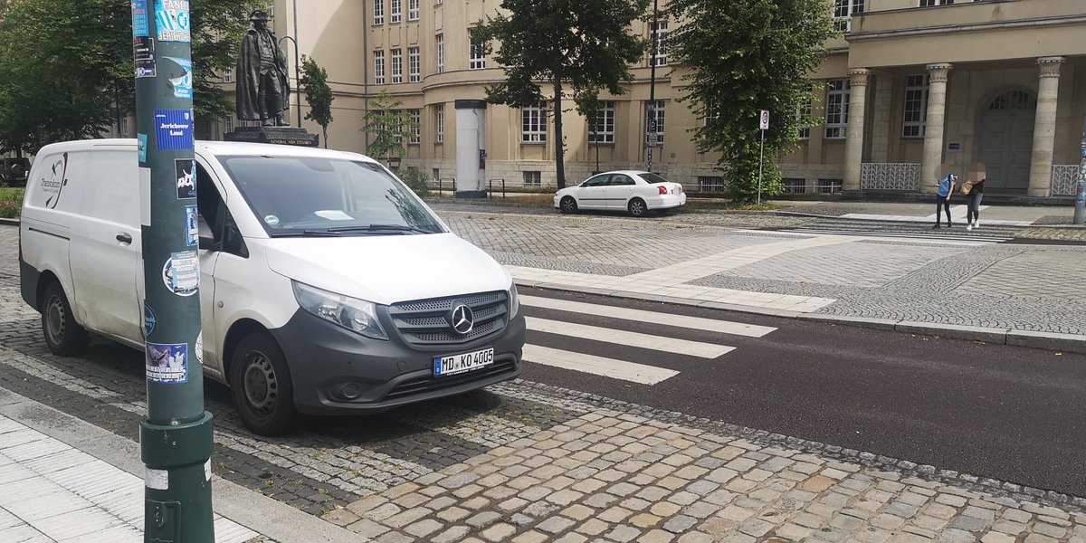 EinRobert1's tweet photo. Hallo #Transkom,

ihr bekommt dann bald Post...

@ottoparkt @fussverkehr_de @Ottostadt #Fußgängerüberweg https://t.co/6nxj2GXqUJ