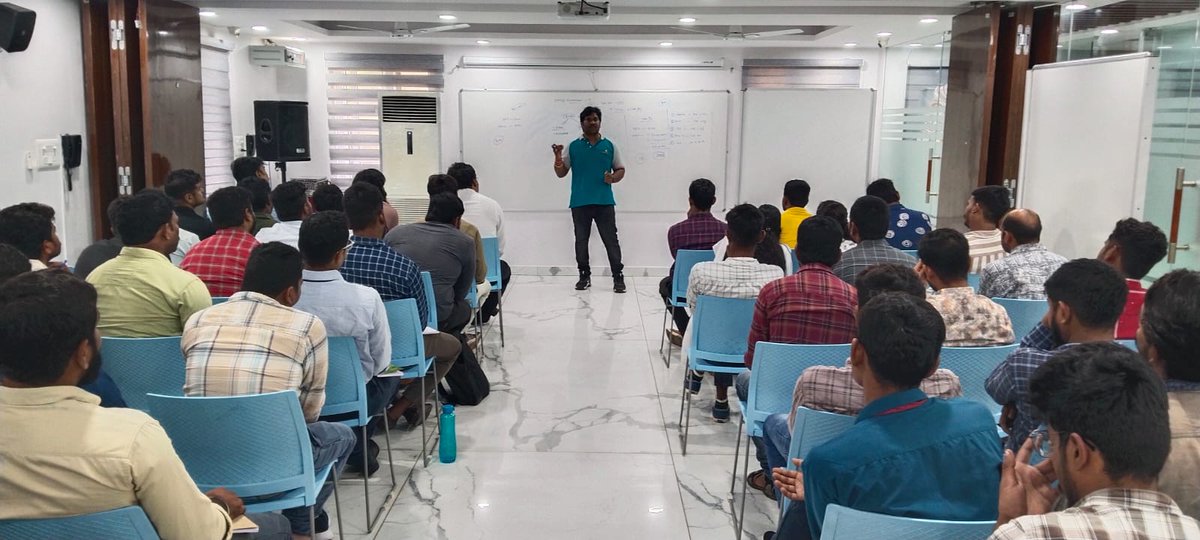HoneyyGroup's tweet image. 🚀 Day 3 brings advanced training sessions! Our new employees are stepping up their game and preparing to contribute their unique talents to our company&apos;s growth. The future looks bright!
#newemployeeorientation #AdvanceTraining #SubjectKnowledge #newemployment