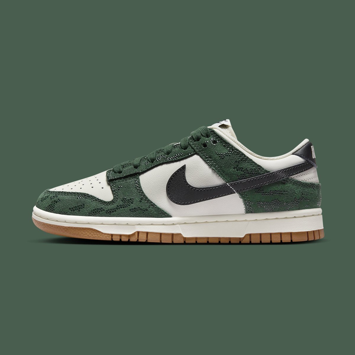 houseofheat's tweet photo. Official Images // Nike Dunk Low “Green Snakeskin” 🐍

SEE MORE: https://t.co/pi6egwb0qO https://t.co/1uG76CzbUK