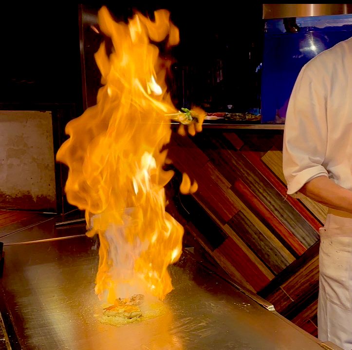 「久しぶりに会う友人と美味しい鉄板焼きを食べてきたよ!! 」|サワノアキラ　「骸骨騎士様」最新コミック12巻3/25発売、アニメBD-BOX発売中💀のイラスト